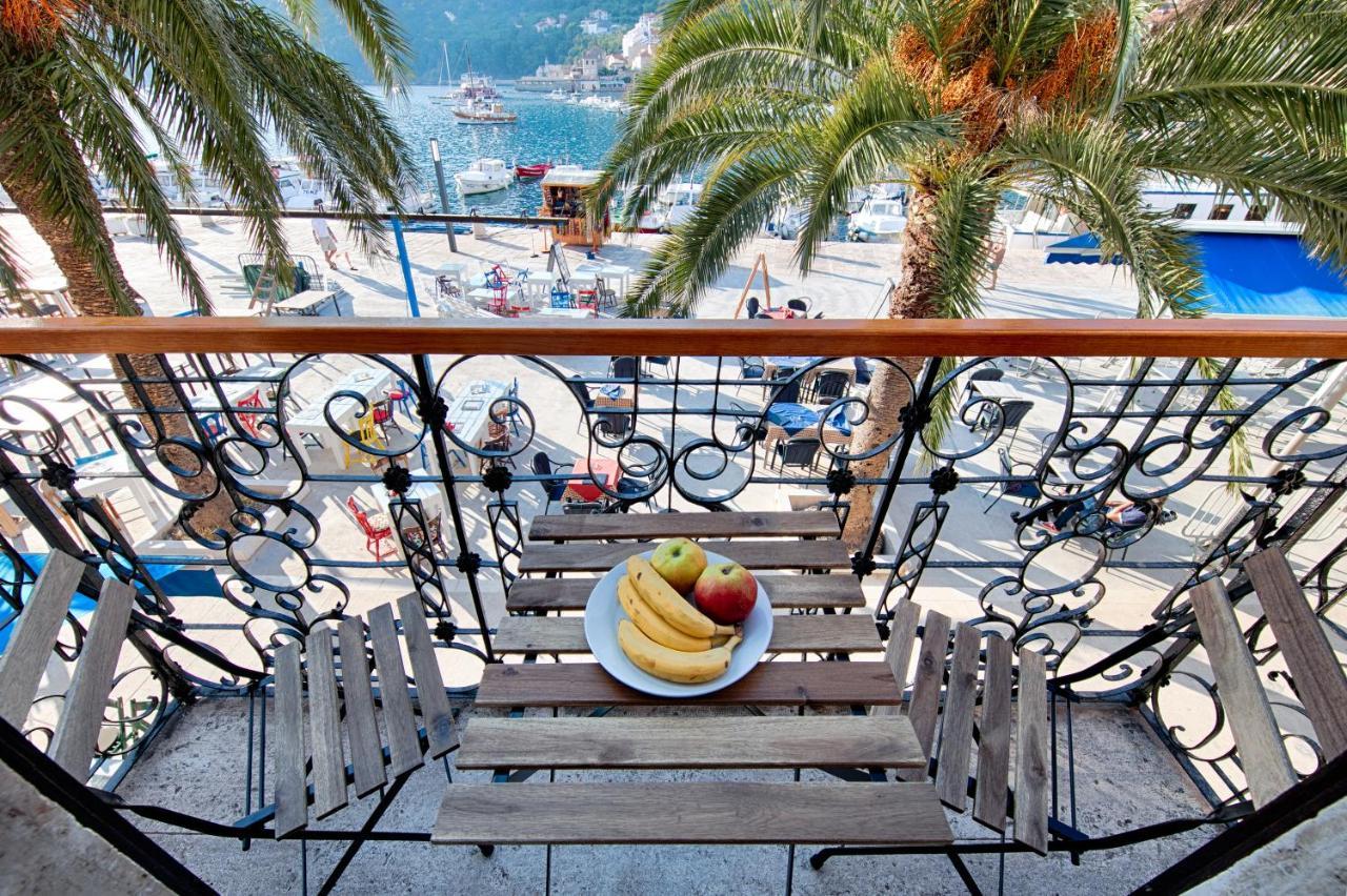 Seafront Rooms Koluna Komiža Buitenkant foto