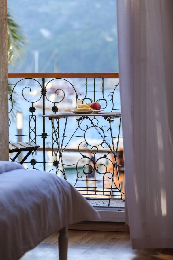 Seafront Rooms Koluna Komiža Buitenkant foto